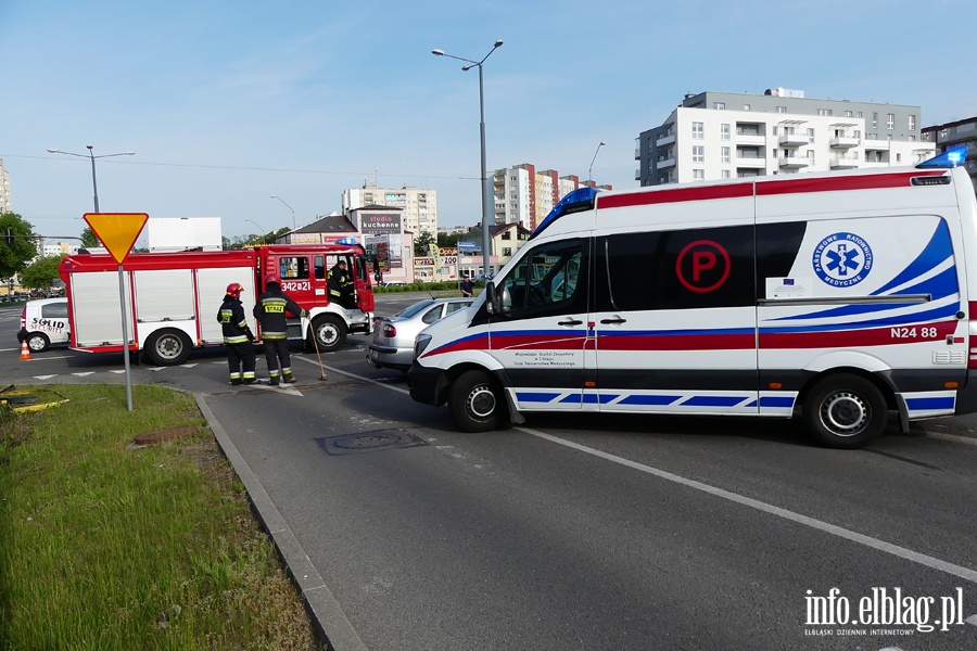 Dbka-Oglna: zderzenie na skrzyowaniu. Jedna osoba w szpitalu, fot. 10