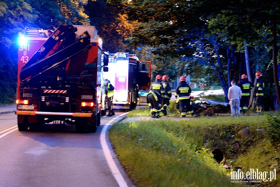 Wypadek na czyckiej. Auto osobowe w rowie. Jedna osoba ranna, fot. 1