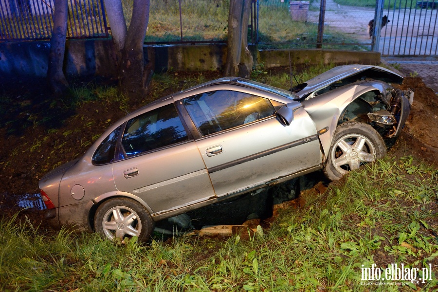 Wypadek na czyckiej. Auto osobowe w rowie. Jedna osoba ranna, fot. 2