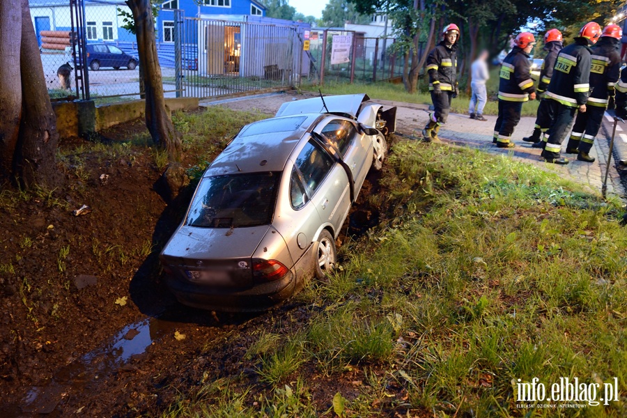 Wypadek na czyckiej. Auto osobowe w rowie. Jedna osoba ranna, fot. 3