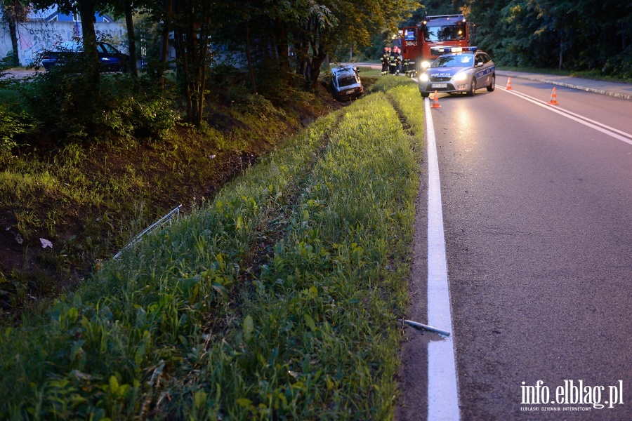 Wypadek na czyckiej. Auto osobowe w rowie. Jedna osoba ranna, fot. 4