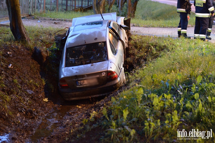 Wypadek na czyckiej. Auto osobowe w rowie. Jedna osoba ranna, fot. 5