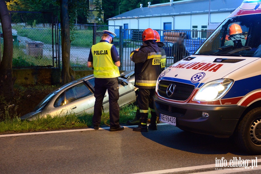 Wypadek na czyckiej. Auto osobowe w rowie. Jedna osoba ranna, fot. 6