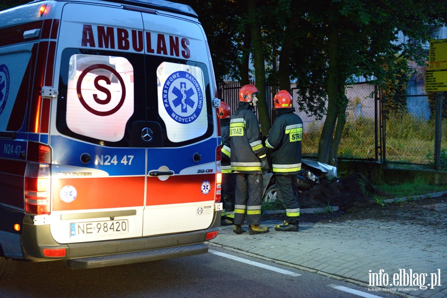 Wypadek na czyckiej. Auto osobowe w rowie. Jedna osoba ranna, fot. 7