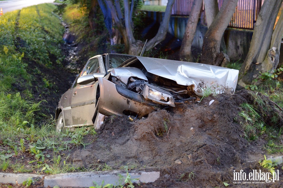 Wypadek na Łęczyckiej. Auto osobowe w rowie. Jedna osoba ranna, fot. 8