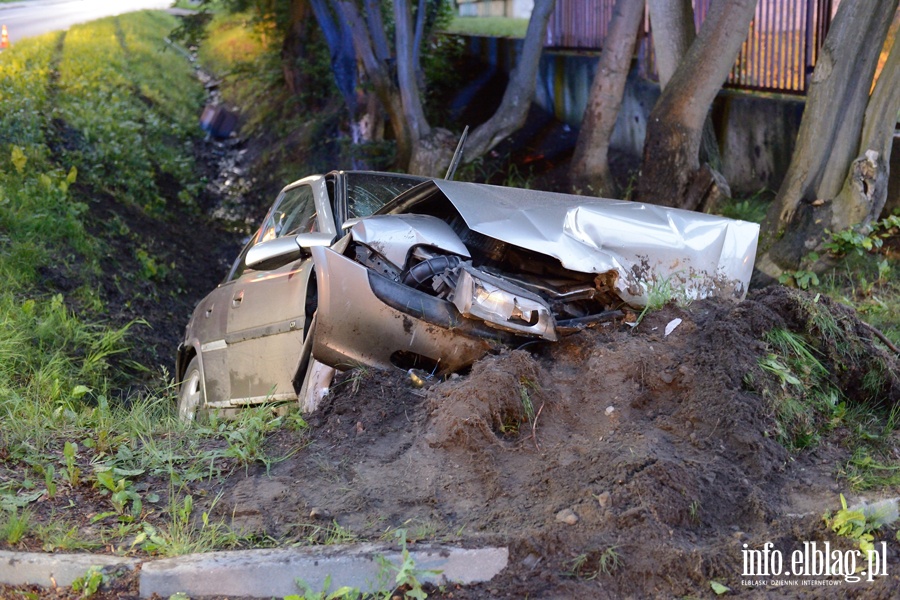 Wypadek na czyckiej. Auto osobowe w rowie. Jedna osoba ranna, fot. 8