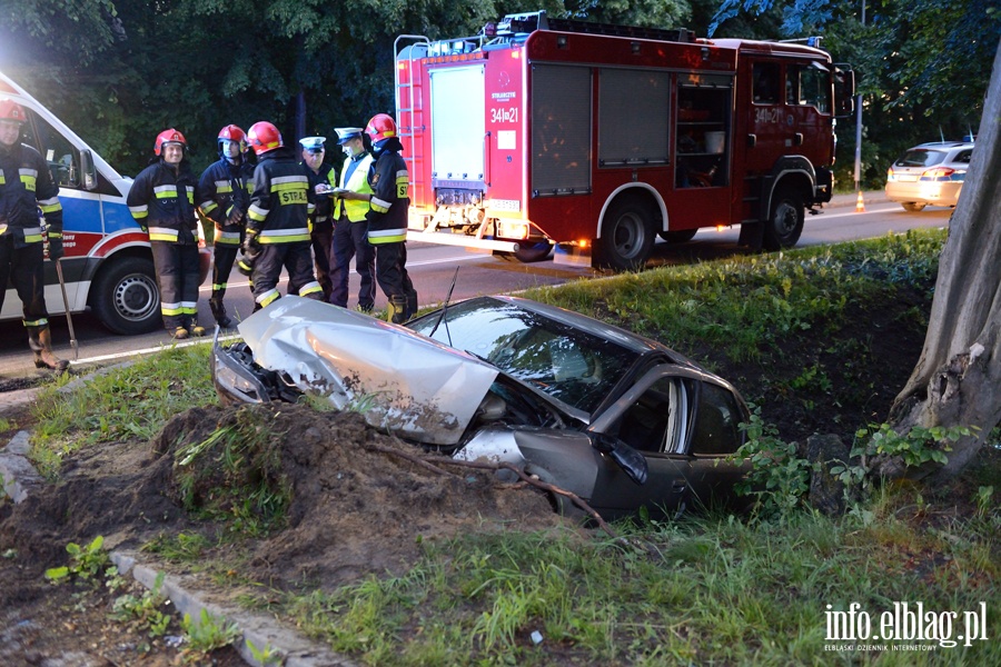 Wypadek na czyckiej. Auto osobowe w rowie. Jedna osoba ranna, fot. 9