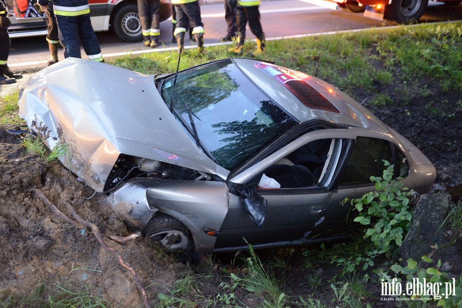 Wypadek na czyckiej. Auto osobowe w rowie. Jedna osoba ranna, fot. 10