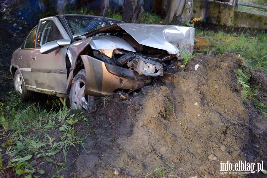 Wypadek na czyckiej. Auto osobowe w rowie. Jedna osoba ranna, fot. 11