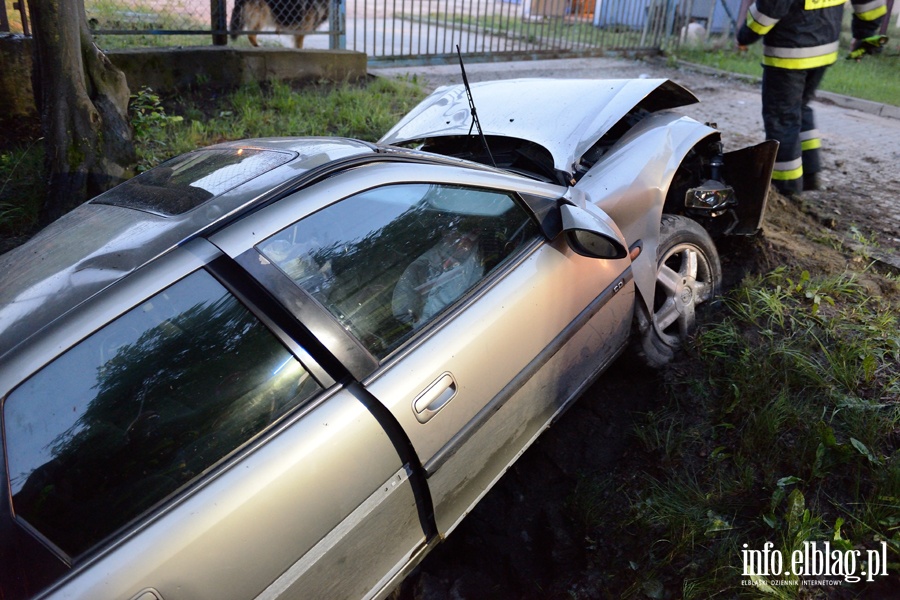 Wypadek na czyckiej. Auto osobowe w rowie. Jedna osoba ranna, fot. 12