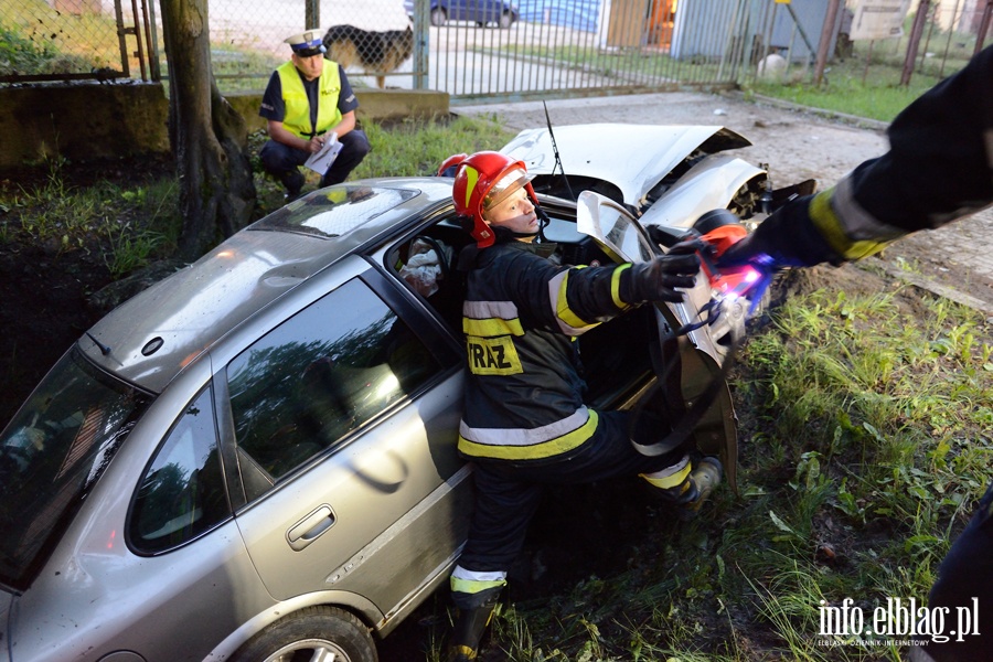 Wypadek na czyckiej. Auto osobowe w rowie. Jedna osoba ranna, fot. 13