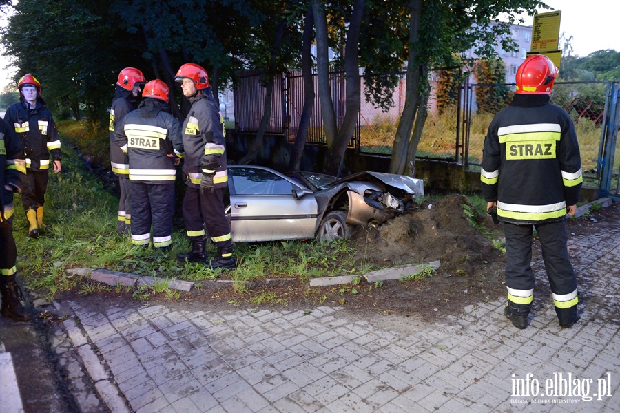 Wypadek na czyckiej. Auto osobowe w rowie. Jedna osoba ranna, fot. 14