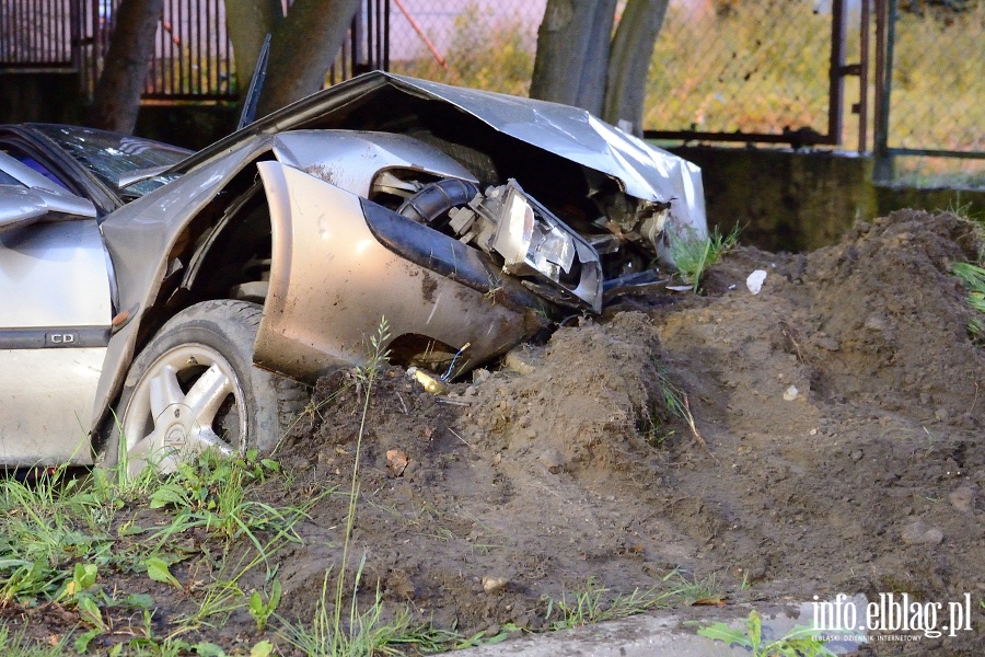 Wypadek na czyckiej. Auto osobowe w rowie. Jedna osoba ranna, fot. 15