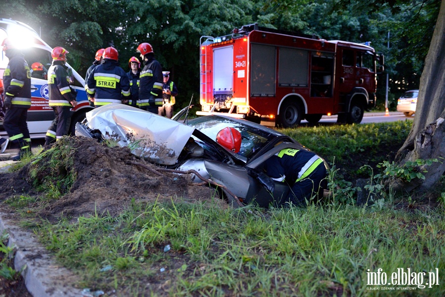 Wypadek na czyckiej. Auto osobowe w rowie. Jedna osoba ranna, fot. 16