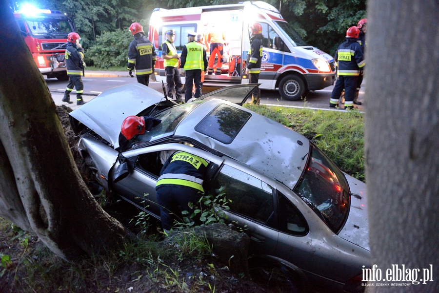 Wypadek na czyckiej. Auto osobowe w rowie. Jedna osoba ranna, fot. 17