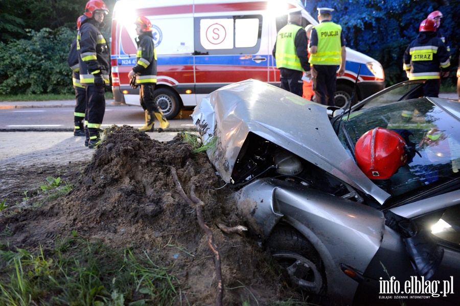 Wypadek na czyckiej. Auto osobowe w rowie. Jedna osoba ranna, fot. 18