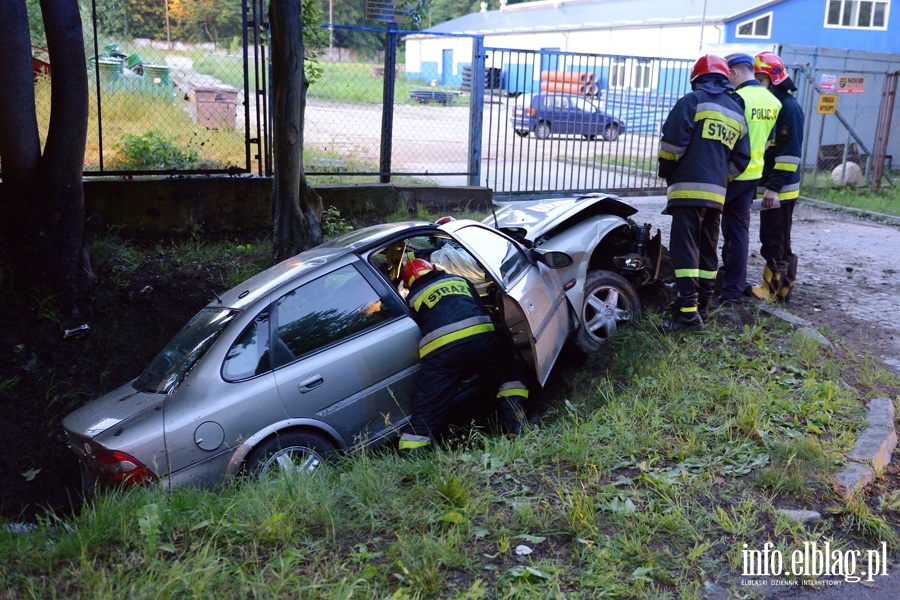 Wypadek na czyckiej. Auto osobowe w rowie. Jedna osoba ranna, fot. 19