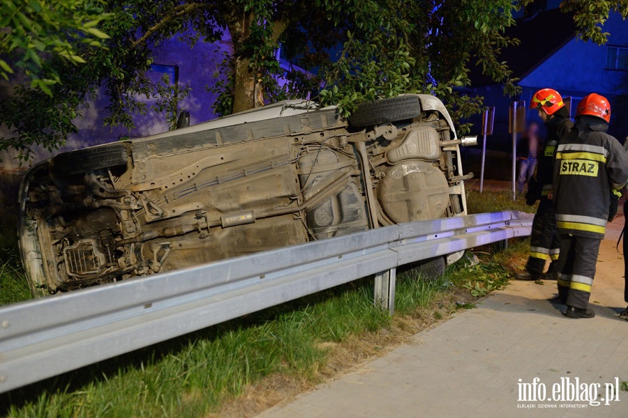 Wypadek w Jelonkach. Cztery osoby ranne, wszystkie prawdopodobnie pijane, fot. 12