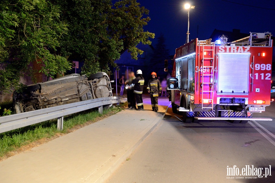 Wypadek w Jelonkach. Cztery osoby ranne, wszystkie prawdopodobnie pijane, fot. 16