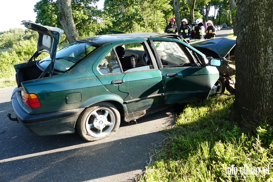 Wypadek na DW 509. Jedna osoba ranna po uderzeniu autem w drzewo, fot. 10