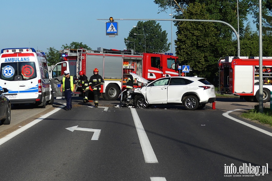 Wypadek w Kazimierzowie. Jedna osoba w szpitalu po uderzeniu osobwk w kopark, fot. 1