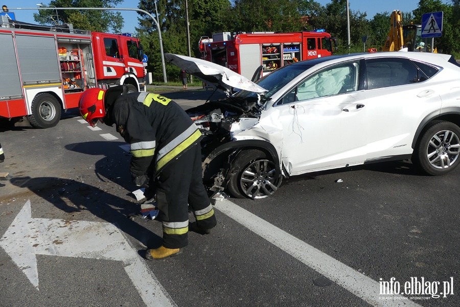 Wypadek w Kazimierzowie. Jedna osoba w szpitalu po uderzeniu osobówką w koparkę, fot. 2
