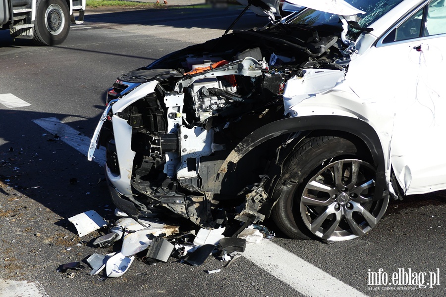 Wypadek w Kazimierzowie. Jedna osoba w szpitalu po uderzeniu osobwk w kopark, fot. 3