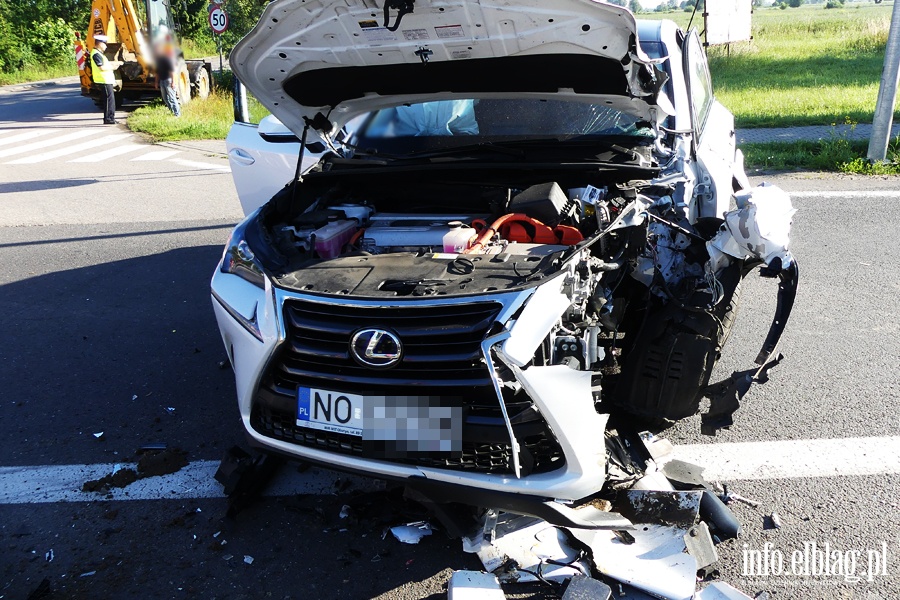 Wypadek w Kazimierzowie. Jedna osoba w szpitalu po uderzeniu osobwk w kopark, fot. 4