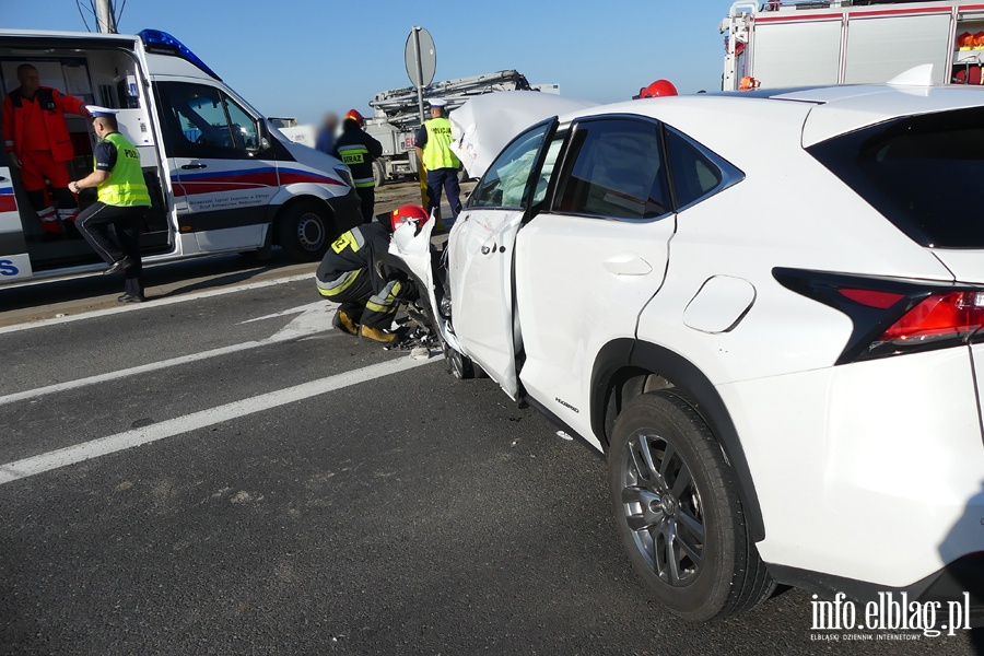 Wypadek w Kazimierzowie. Jedna osoba w szpitalu po uderzeniu osobwk w kopark, fot. 6