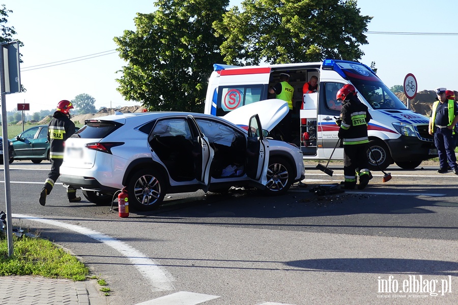 Wypadek w Kazimierzowie. Jedna osoba w szpitalu po uderzeniu osobówką w koparkę, fot. 7