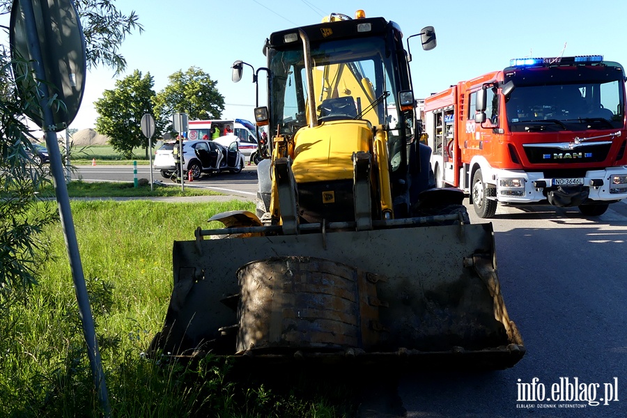 Wypadek w Kazimierzowie. Jedna osoba w szpitalu po uderzeniu osobwk w kopark, fot. 8