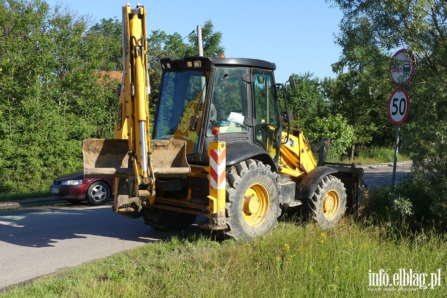 Wypadek w Kazimierzowie. Jedna osoba w szpitalu po uderzeniu osobwk w kopark, fot. 9