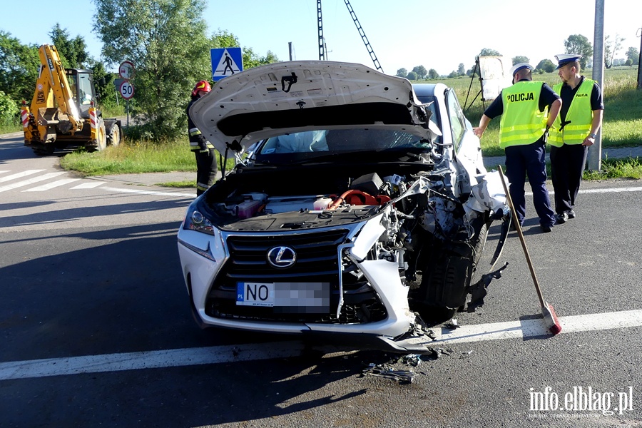 Wypadek w Kazimierzowie. Jedna osoba w szpitalu po uderzeniu osobwk w kopark, fot. 11