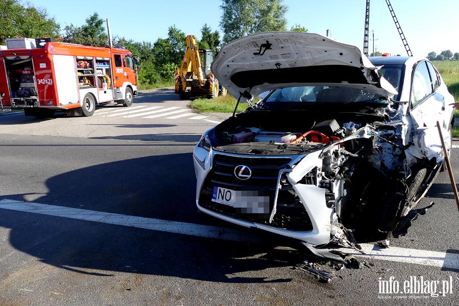 Wypadek w Kazimierzowie. Jedna osoba w szpitalu po uderzeniu osobwk w kopark, fot. 12