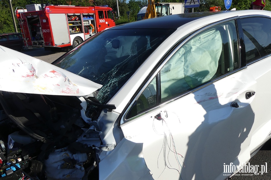 Wypadek w Kazimierzowie. Jedna osoba w szpitalu po uderzeniu osobwk w kopark, fot. 13