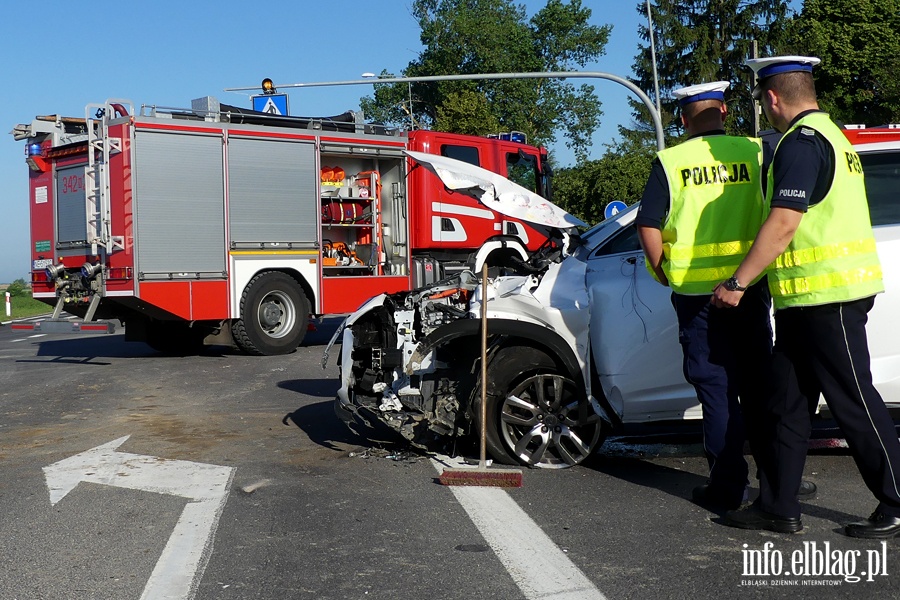 Wypadek w Kazimierzowie. Jedna osoba w szpitalu po uderzeniu osobwk w kopark, fot. 14
