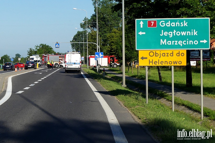 Wypadek w Kazimierzowie. Jedna osoba w szpitalu po uderzeniu osobwk w kopark, fot. 16