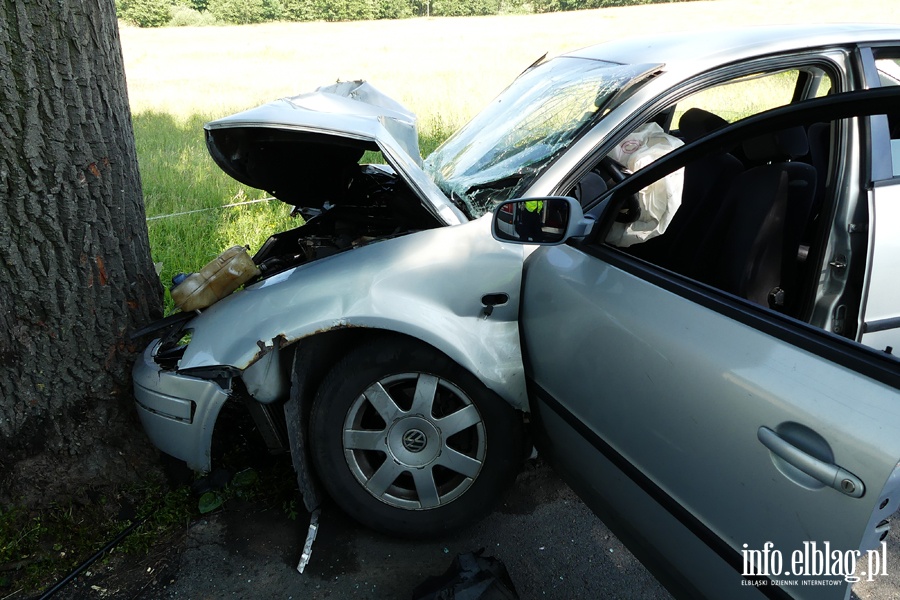 Wypadek koo Zastawna. Ranny kierowca w szpitalu po uderzeniu autem w drzewo, fot. 3