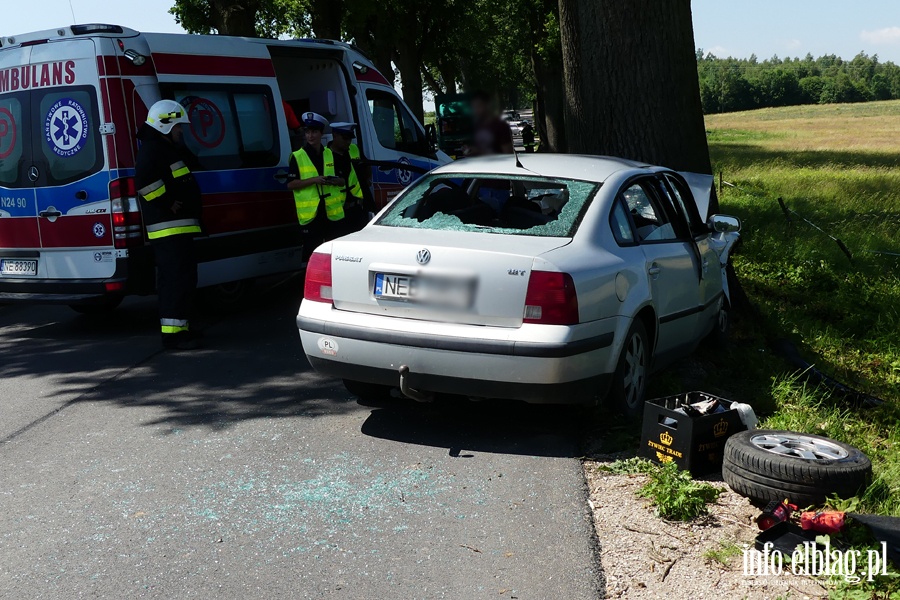 Wypadek koo Zastawna. Ranny kierowca w szpitalu po uderzeniu autem w drzewo, fot. 5