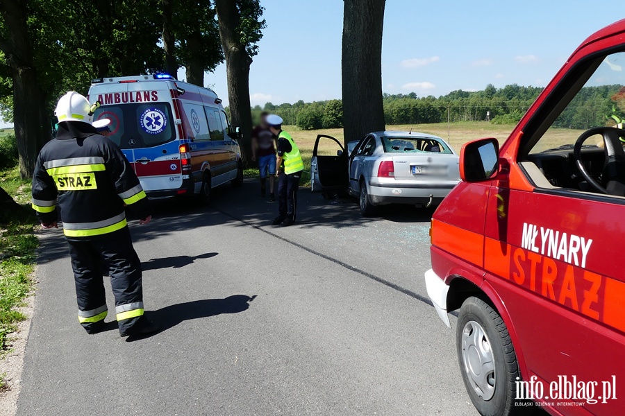 Wypadek koo Zastawna. Ranny kierowca w szpitalu po uderzeniu autem w drzewo, fot. 13