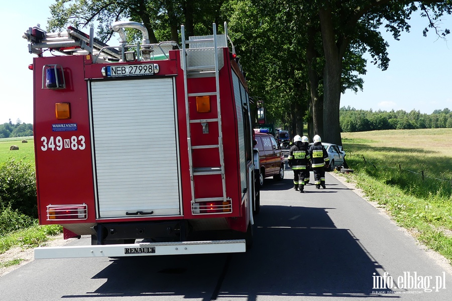 Wypadek koo Zastawna. Ranny kierowca w szpitalu po uderzeniu autem w drzewo, fot. 15