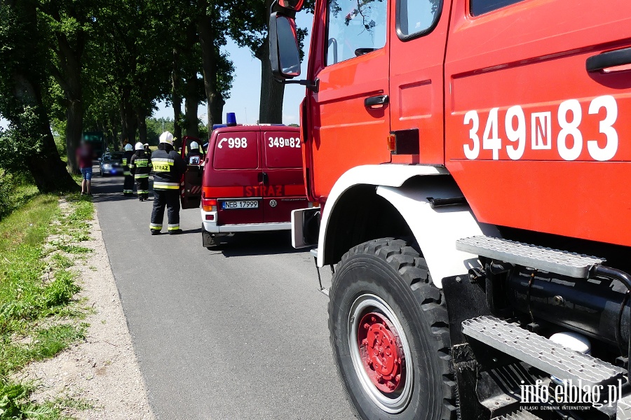 Wypadek koo Zastawna. Ranny kierowca w szpitalu po uderzeniu autem w drzewo, fot. 16