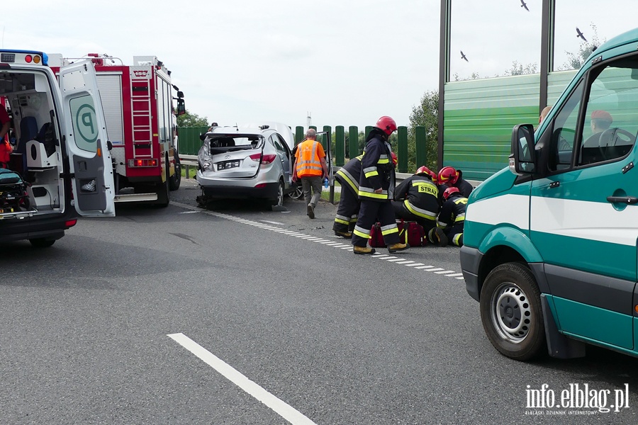 Nowina: wypadek na S7. Ciarwka zahaczya o stojc na poboczu osobwk, fot. 1