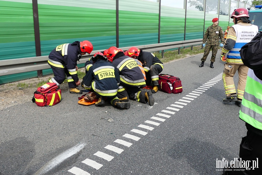 Nowina: wypadek na S7. Ciarwka zahaczya o stojc na poboczu osobwk, fot. 2