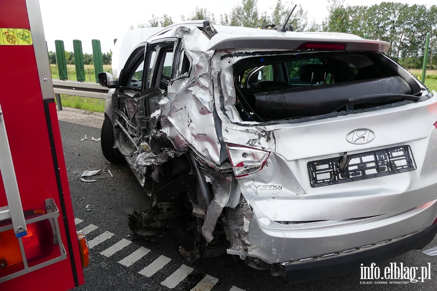 Nowina: wypadek na S7. Ciarwka zahaczya o stojc na poboczu osobwk, fot. 3