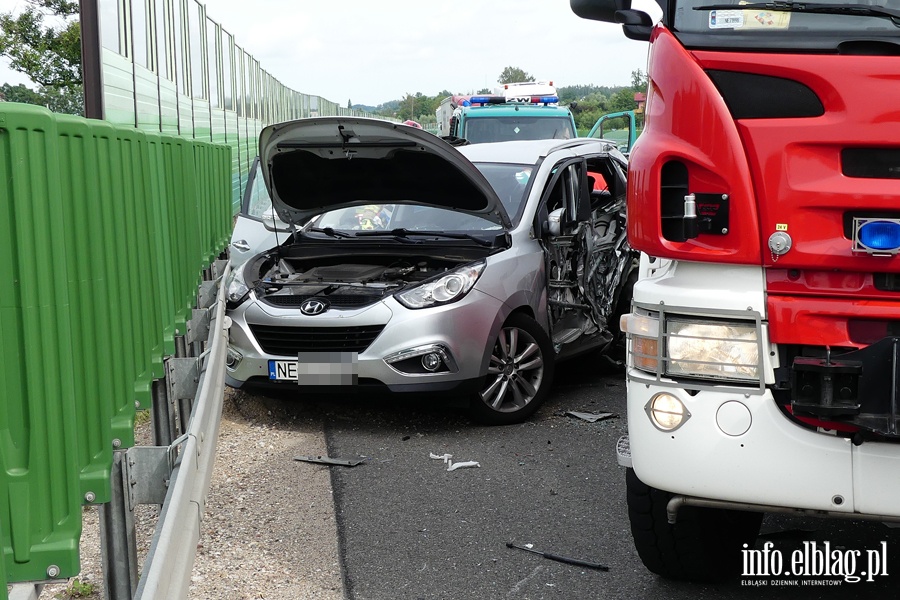 Nowina: wypadek na S7. Ciarwka zahaczya o stojc na poboczu osobwk, fot. 4