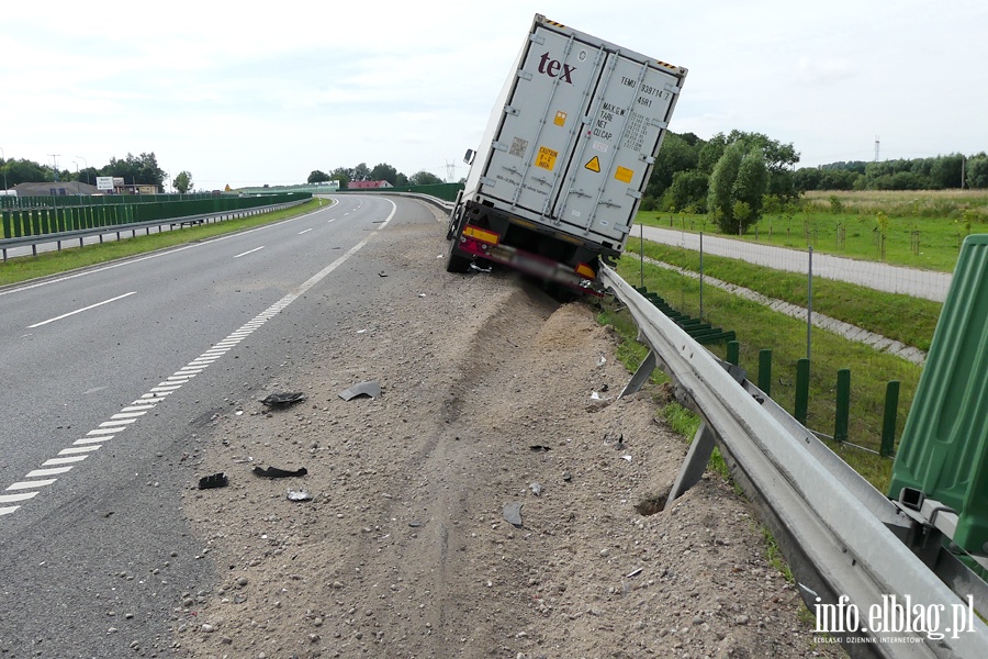 Nowina: wypadek na S7. Ciarwka zahaczya o stojc na poboczu osobwk, fot. 5