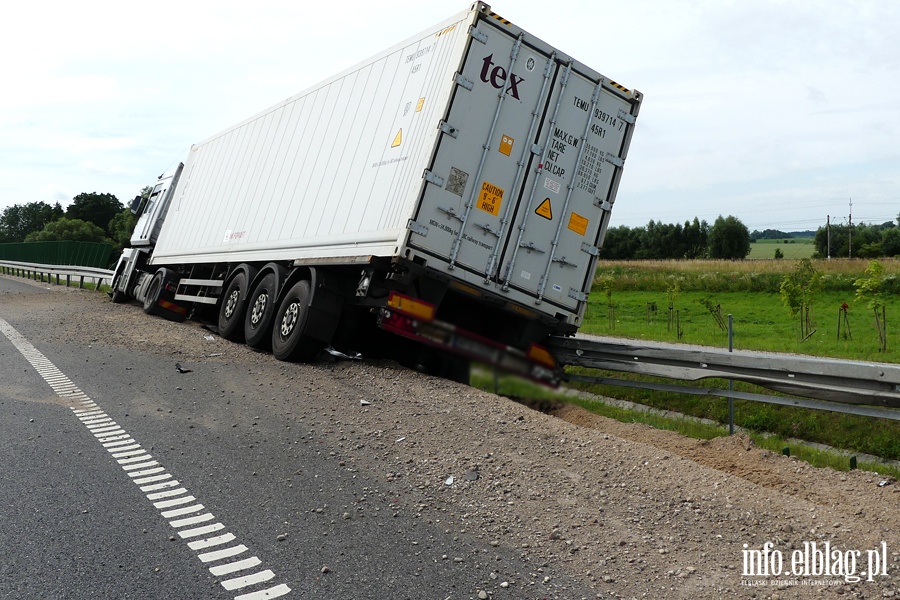 Nowina: wypadek na S7. Ciarwka zahaczya o stojc na poboczu osobwk, fot. 6