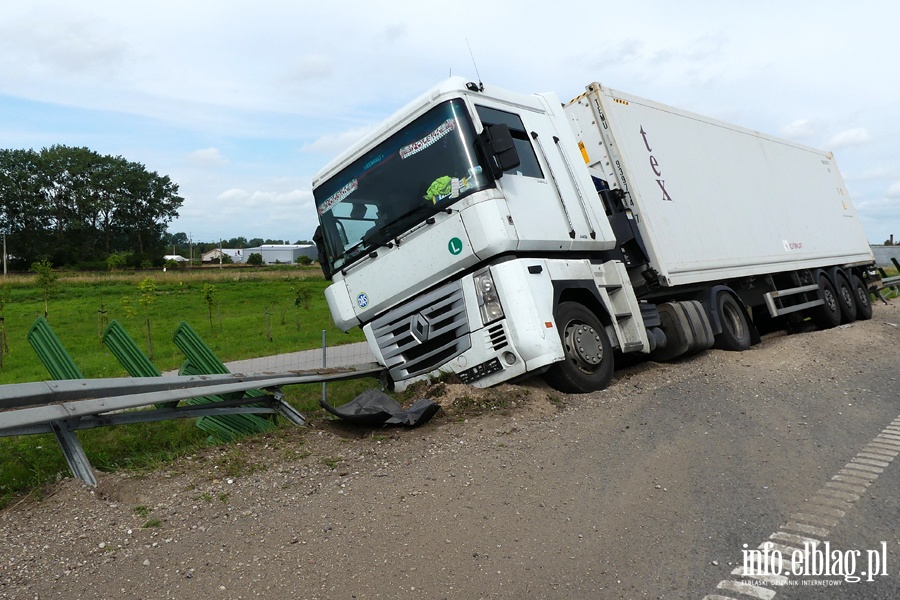 Nowina: wypadek na S7. Ciarwka zahaczya o stojc na poboczu osobwk, fot. 7