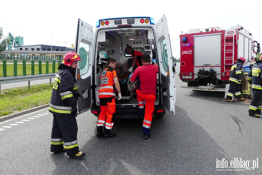 Nowina: wypadek na S7. Ciarwka zahaczya o stojc na poboczu osobwk, fot. 9